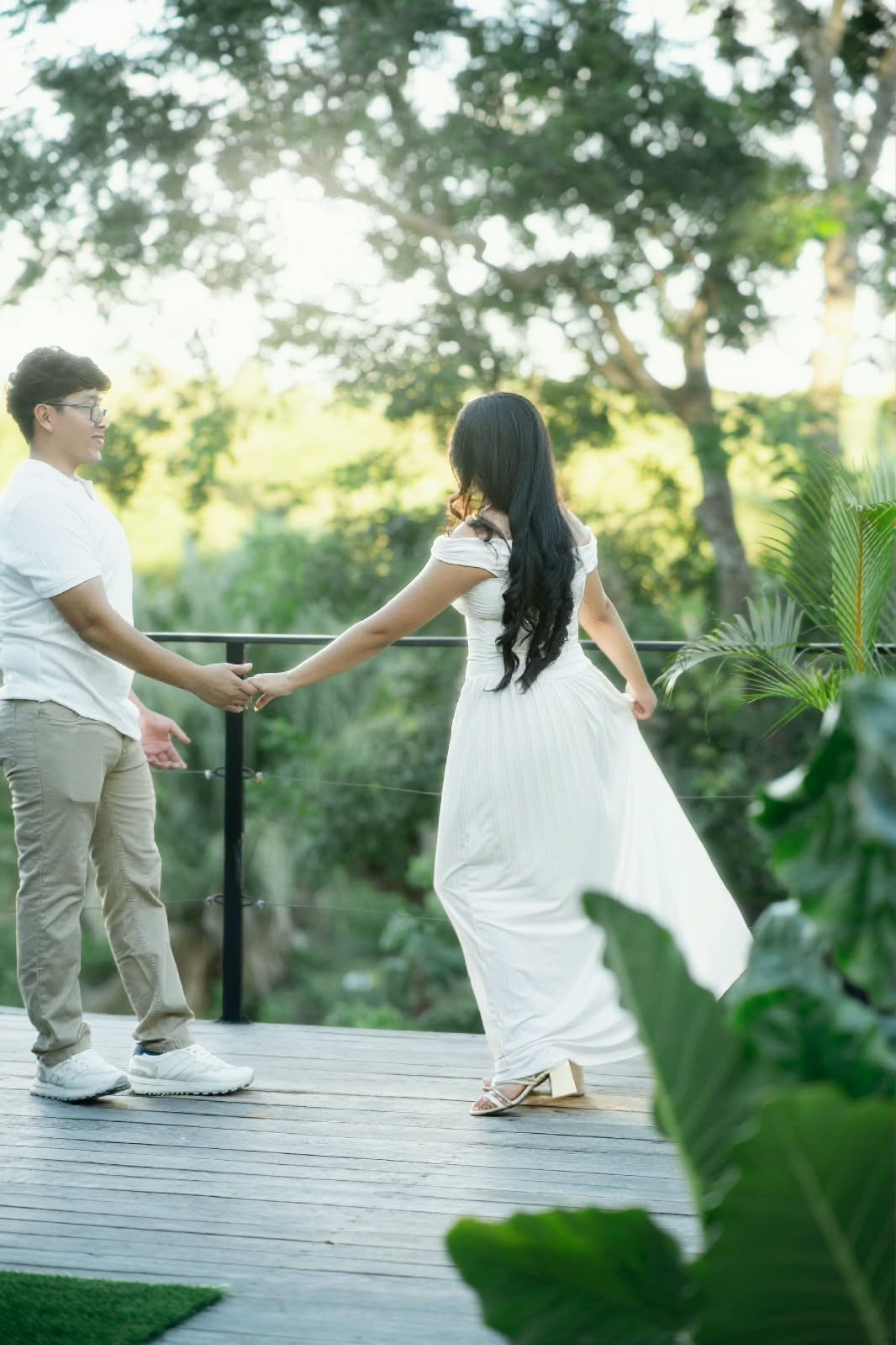 Los novios abrazados