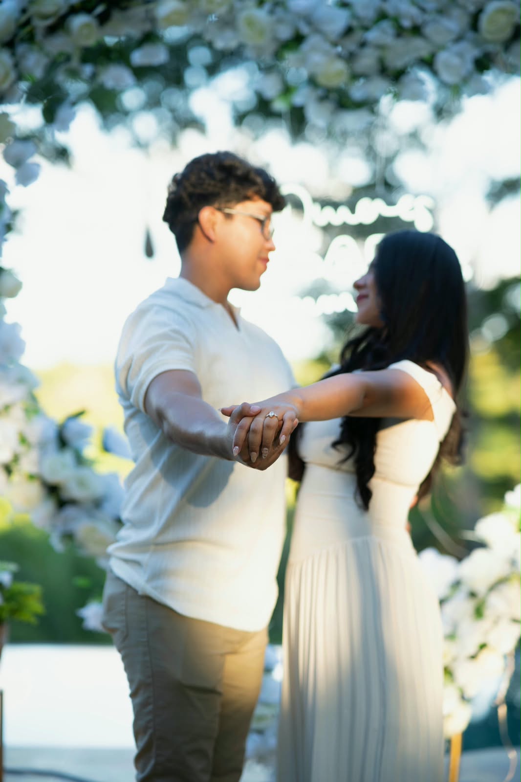 Los novios dándose un beso