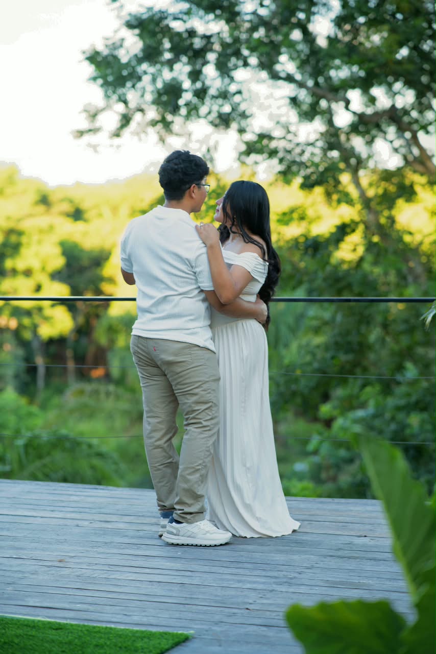 Los novios caminando juntos